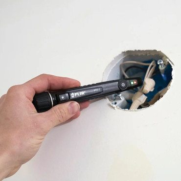 Detector de voltaje sin contacto CAT IV con triple alarma y linterna FLIR VP50-2